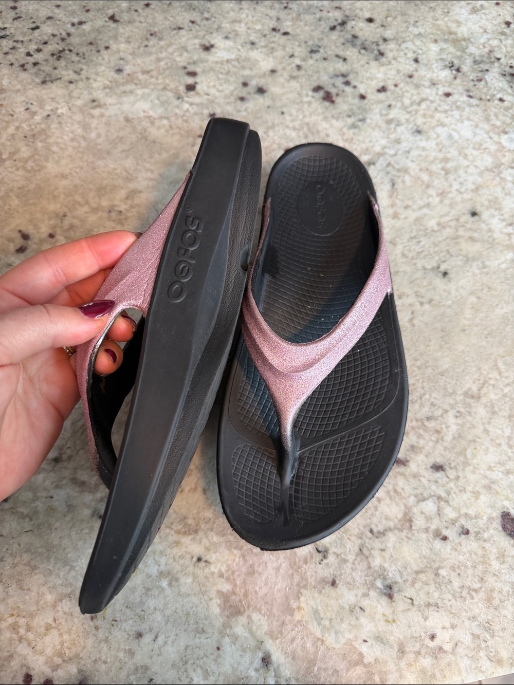 OOFOS Womens Metallic Pink and Black Flip Sandals - Picture 7 of 7